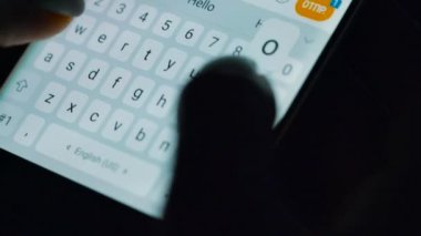 Eller yazarak veya mesaj ile bir smartphone. Beyaz ekran, arka plan arkadan aydınlatmalı
