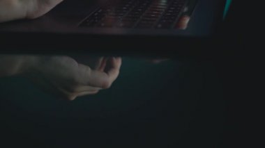 Eller ya da geceleri klavyede yazarak işçisi kadın ofis