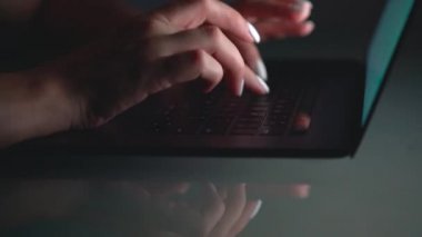 Eller ya da geceleri klavyede yazarak işçisi kadın ofis