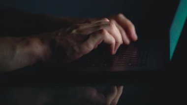 Eller ya da geceleri klavyede yazarak adam ofis çalışanı