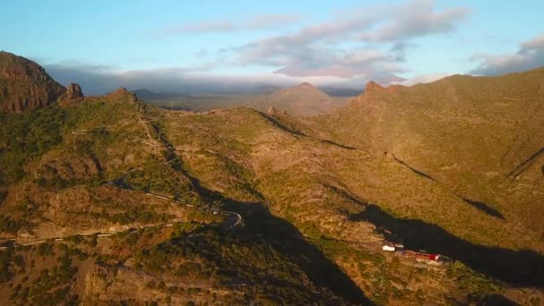 Blick von der Höhe der Felsen in der Masca bei Sonnenuntergang, Teneriffa, Kanarische Inseln, Spanien. — Stockvideo