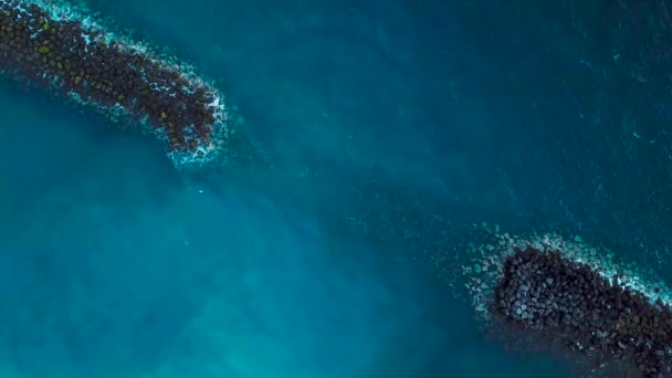 Vista superior de la superficie del Océano Atlántico y rompeolas. Tenerife, Islas Canarias, España — Vídeos de Stock