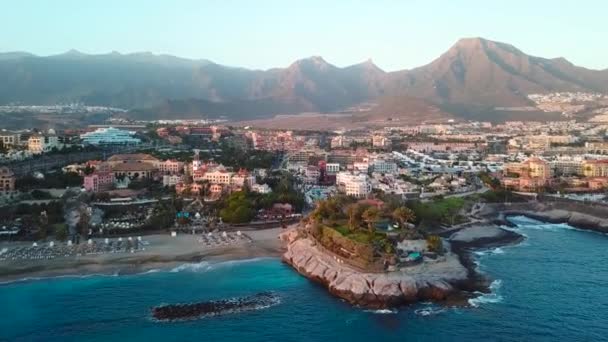 Bovenaanzicht over Los Cristianos, Canarische eilanden, Tenerife, Spanje — Stockvideo
