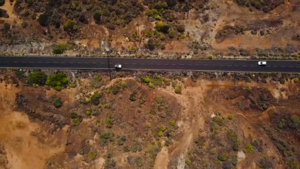 Widok samochodu z góry jeździ po drodze pustynia na Teneryfie, Wyspy Kanaryjskie, Hiszpania — Wideo stockowe