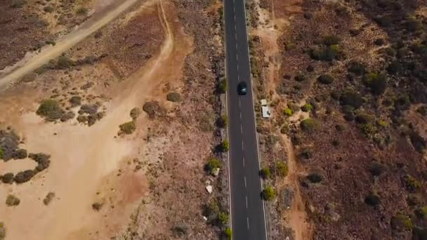 Vue du dessus d'une voiture qui longe une route désertique à Tenerife, Îles Canaries, Espagne 