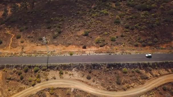 Bovenaanzicht van een auto rijdt langs een woestijn weg op Tenerife, Canarische eilanden, Spanje. Timelapse — Stockvideo