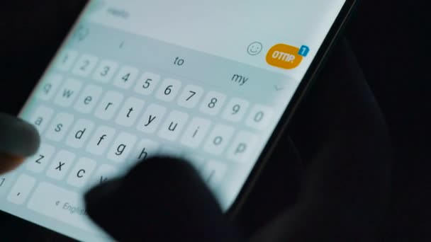 Manos femeninas escribiendo o enviando mensajes de texto con un teléfono inteligente. Fondo blanco, retroiluminado . — Vídeo de stock