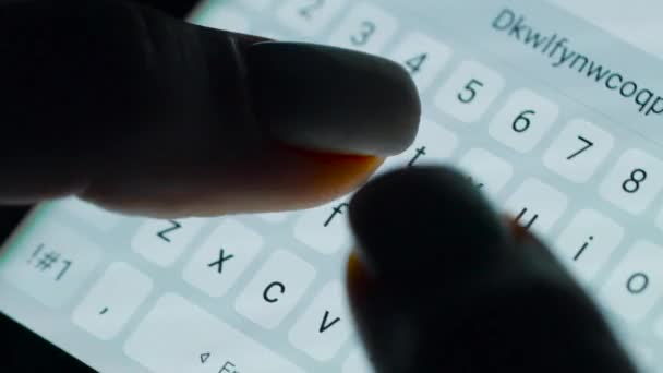 Manos femeninas escribiendo o enviando mensajes de texto con un teléfono inteligente. Fondo blanco, retroiluminado . — Vídeos de Stock