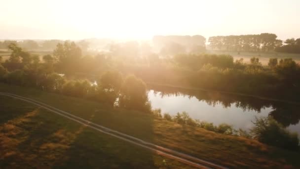 Εναέρια άποψη του ποταμού καλυμμένη με ομίχλη την αυγή. Ουκρανία — Αρχείο Βίντεο