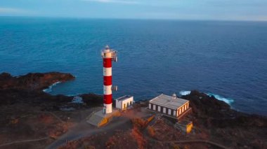 Deniz feneri Faro de Rasca Tenerife günbatımı, Kanarya Adaları, İspanya yükseklikten görüntüleyin. Wild Coast Atlas Okyanusu