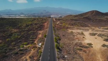 Üstten görünüm bir araba ıssız bir yolda rides Tenerife, Kanarya Adaları, İspanya