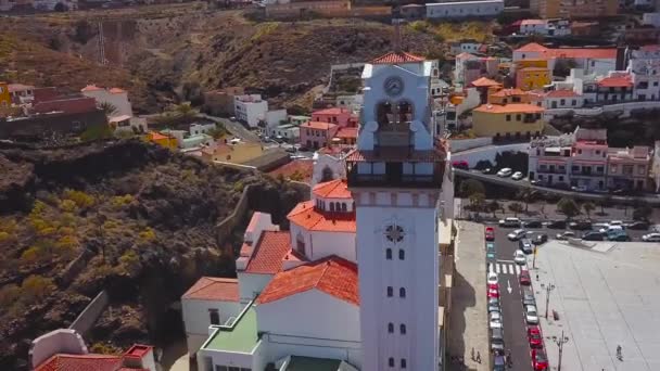 Nézd meg a magasságát a bazilika és a városkép Candelaria, közel a főváros sziget - Santa Cruz de Tenerife az Atlanti-óceán partján. Tenerife, Kanári-szigetek, Spanyolország — Stock videók