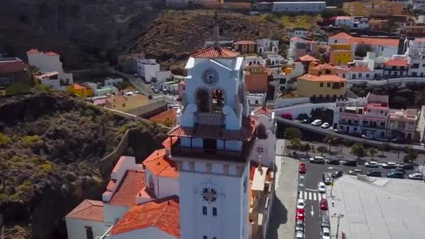 Vista do alto da Basílica e da paisagem urbana em Candelaria, perto da capital da ilha Santa Cruz de Tenerife, na costa atlântica. Tenerife, Ilhas Canárias, Espanha — Vídeo de Stock