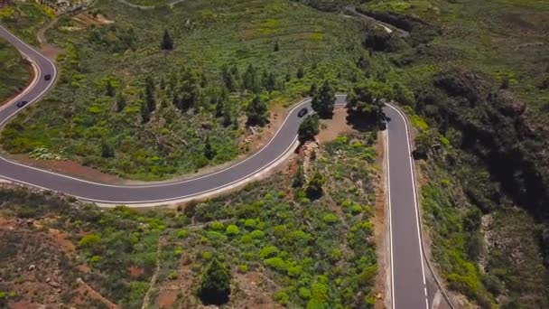 Вид сверху на автомобиль едет по горной дороге на Тенерифе, Канарские острова, Испания. Дорога к вулкану Тейде, Национальный парк Тейде — стоковое видео