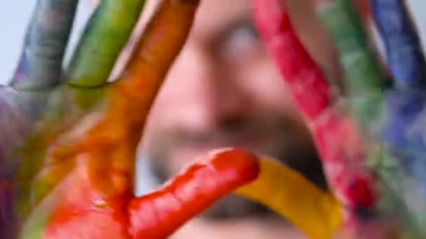 Concepto creativo: las manos pintadas de hombre mueven alegremente sus dedos — Vídeos de Stock