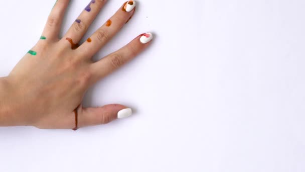 Kreatives Konzept - Mann und Frau fertigen Abzüge ihrer bemalten Hände auf weißem Hintergrund an — Stockvideo