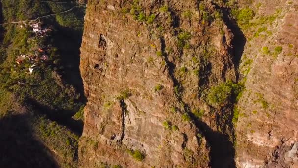 Utsikt från höjden på klipporna i Masca, Teneriffa, Kanarieöarna, Spanien. — Stockvideo