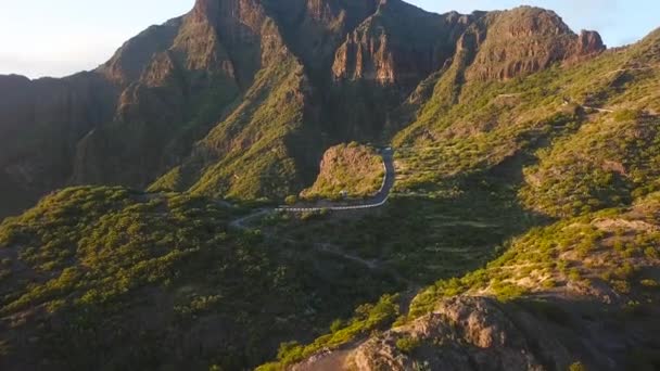 Utsikt från höjden av klippor och slingrande väg i Masca vid solnedgången, Teneriffa, Kanarieöarna, Spanien. — Stockvideo