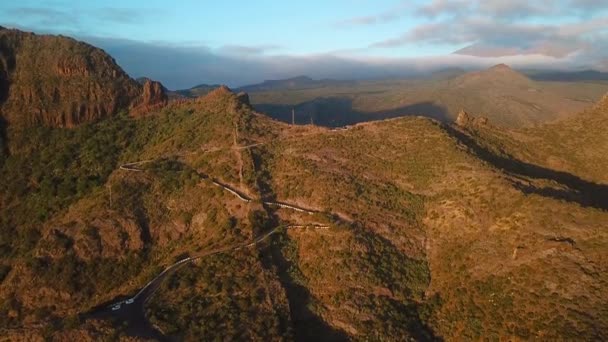 Utsikt från höjden av klippor och slingrande väg i Masca vid solnedgången, Teneriffa, Kanarieöarna, Spanien. — Stockvideo