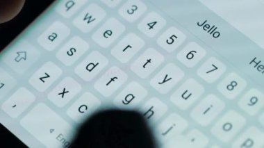 Eller yazarak veya mesaj ile bir smartphone. Beyaz, arkadan aydınlatmalı arka plan.