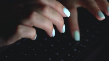 Eller ya da geceleri klavyede yazarak işçisi kadın ofis