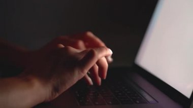 Eller ya da geceleri klavyede yazarak işçisi kadın ofis