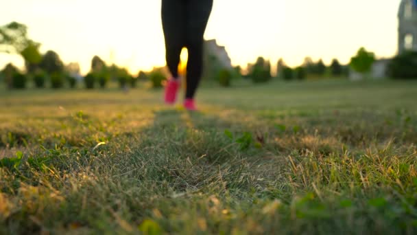 Zapatos para correr - mujer atando cordones de zapatos. Movimiento lento — Vídeos de Stock