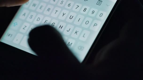 Mani femminili che scrivono o scrivono con uno smartphone. Bianco, sfondo retroilluminato . — Video Stock