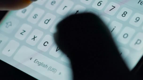 Γυναικεία χέρια πληκτρολόγηση ή γραπτών μηνυμάτων με ένα smartphone. Λευκό, με οπίσθιο φωτισμό φόντου. — Αρχείο Βίντεο