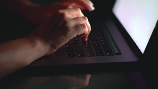 Manos o mujer trabajadora de oficina escribiendo en el teclado por la noche — Vídeo de stock