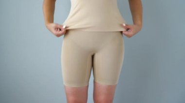 Kadın şekil çekerek düzeltici iç çamaşırı altında kusurları gizler. Aspirasyon için mükemmel bir vücut kavramı
