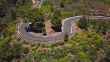 Üstten görünüm bir araba ile bir dağ yolu gidiyor Tenerife, Kanarya Adaları, İspanya. Teide Yanardağı, Teide Milli Park yolu