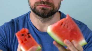 Sulu bir karpuz, zaman-sukut sakallı adam yiyor