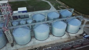 Uçuş tahıl ambarları ve asansörler veya günbatımı üzerinde petrol depolama altında