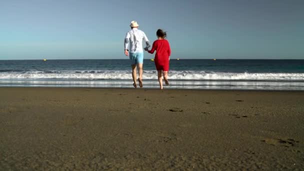 Ζευγάρι Στην Αγάπη Ξέγνοιαστες Τρέχει Στο Νερό Στην Παραλία Χαρούμενη — Αρχείο Βίντεο