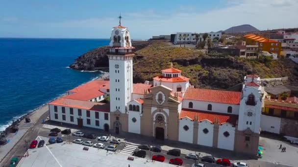 Vista desde la altura de la Basílica y del paisaje urbano de Candelaria, cerca de la capital de la isla Santa Cruz de Tenerife, en la costa atlántica. Tenerife, Islas Canarias, España — Vídeos de Stock