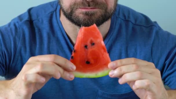 Bärtiger Mann isst eine saftige Wassermelone — Stockvideo