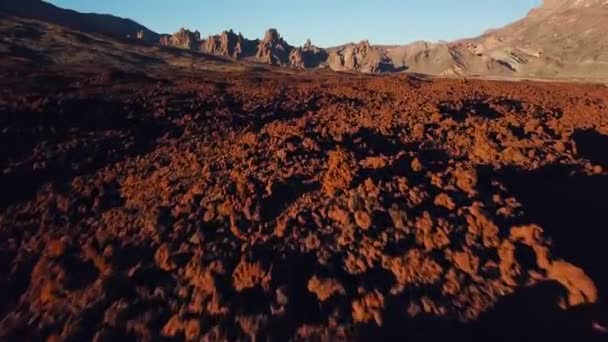 Luftaufnahme des Teide-Nationalparks, Flug über die Berge und gehärtete Lava. Teneriffa, Kanarische Inseln — Stockvideo