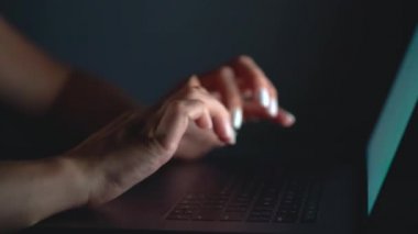Eller ya da geceleri klavyede yazarak işçisi kadın ofis