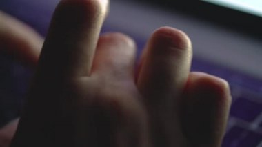 Eller ya da geceleri klavyede yazarak işçisi kadın ofis