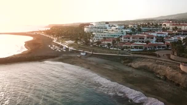 Bovenaanzicht over Los Cristianos bij zonsondergang, Canarische eilanden, Tenerife, Spanje — Stockvideo