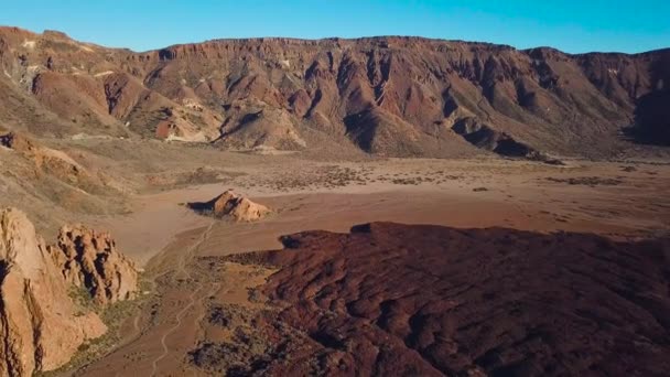 Havadan görünümü Teide Milli Parkı, dağlar ve sertleştirilmiş lav üzerinde uçuş. Tenerife, Kanarya Adaları — Stok video