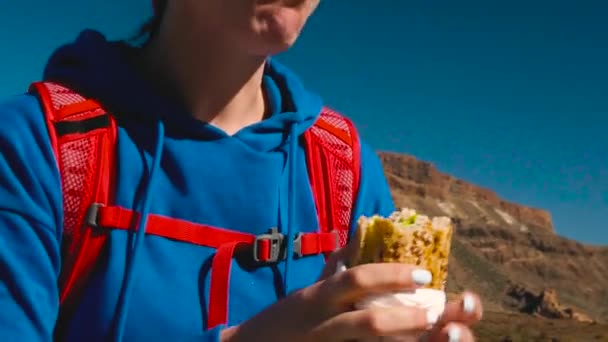 Wandel vrouw sandwich eten na de wandeling op de Teide, Tenerife. Kaukasische vrouwelijke toeristische op Tenerife, Canarische eilanden — Stockvideo