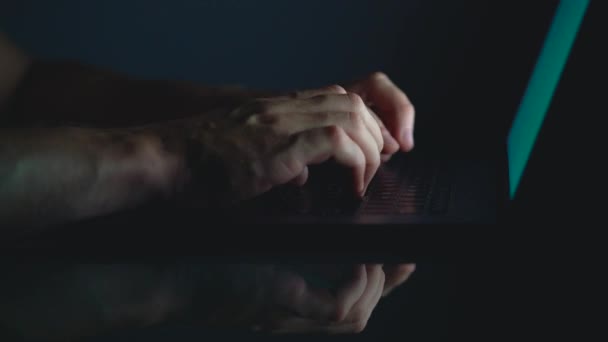 Handen of man kantoorbediende te typen op het toetsenbord bij nacht — Stockvideo