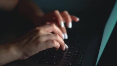 Eller ya da geceleri klavyede yazarak işçisi kadın ofis