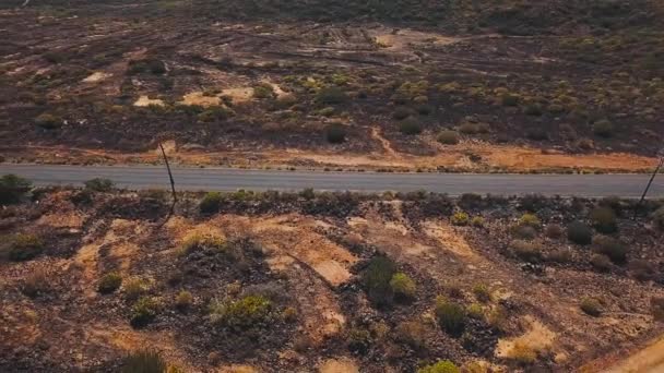 Felülnézet egy autó lovagol egy sivatagi út mentén a Tenerife, Kanári-szigetek, Spanyolország — Stock videók