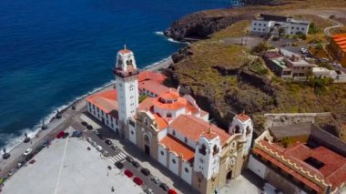 Bazilika ve ada - Santa Cruz de Tenerife Atlantik kıyısında başkenti yakınındaki Candelaria yılında townscape yükseklikten görüntüleyin. Tenerife, Kanarya Adaları, İspanya
