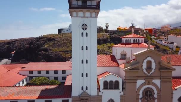 Nézd meg a magasságát a bazilika és a városkép Candelaria, közel a főváros sziget - Santa Cruz de Tenerife az Atlanti-óceán partján. Tenerife, Kanári-szigetek, Spanyolország — Stock videók
