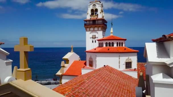 Vista dall'alto della Basilica e del paesaggio urbano di Candelaria vicino alla capitale dell'isola Santa Cruz de Tenerife sulla costa atlantica. Tenerife, Isole Canarie, Spagna — Video Stock