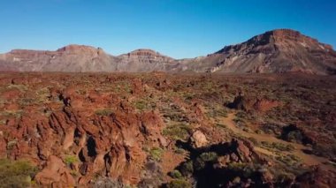 Havadan görünümü Teide Milli Parkı, dağlar ve sertleştirilmiş lav üzerinde uçuş. Tenerife, Kanarya Adaları